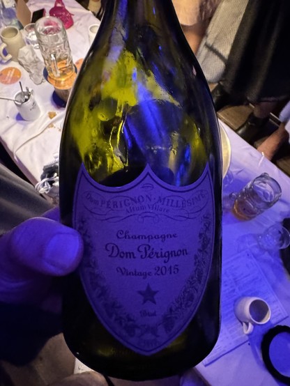 Eine Flasche (von weit über 50) Dom Perignon Vintage 2015, fotografiert bei einem bekannten Volksfest im September 2024. 
